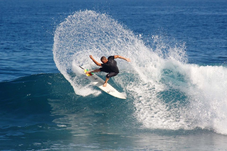 צילום גלישה - גולש בביצוע I Surfer in an amazing performance, photographed with a Canon lens from the beach