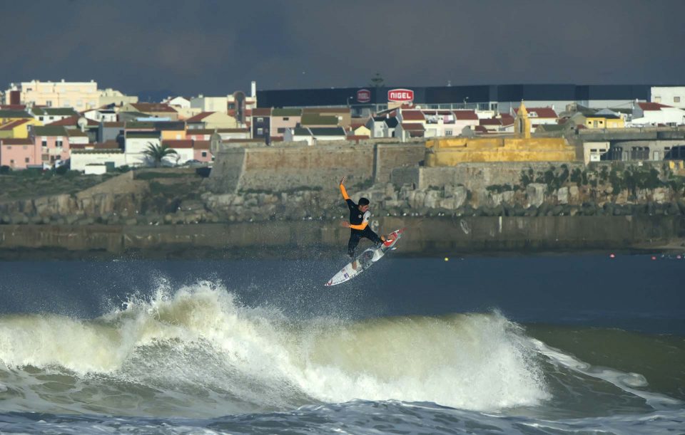 צילום גלישה מהחוף, צילם GABRIEL MEDINA SURFING IN PORTUGAL I אורי מגנוס