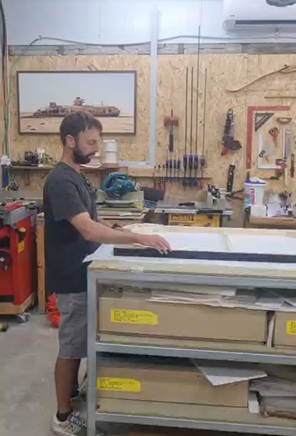 חיפשתי צלם תת ימי לסרט שUCM צילמה בסרי לנקה. נדרש מהצלם לצלם בתנאי צילום של האוקיאנוס ההודי ובין הגלים הגבוהים, אורי מגנוס סיפק לנו צילומים מרהיבים.